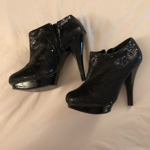 Black sequin pumps